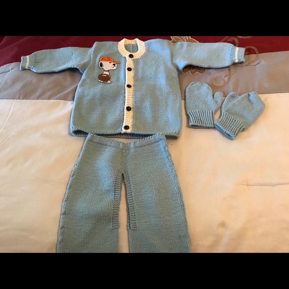 Hands woven Snoopy sweater sets